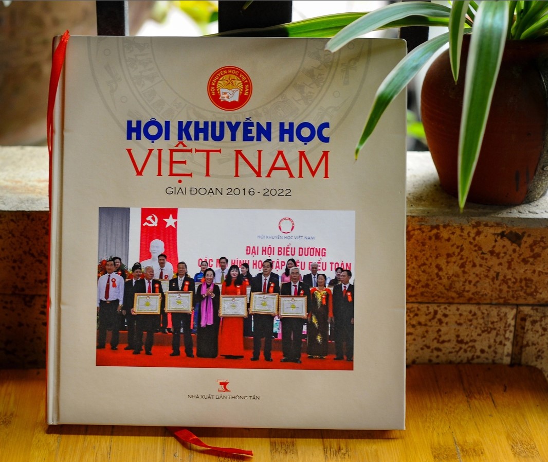 Giới thiệu sách ảnh Hội Khuyến học Việt Nam